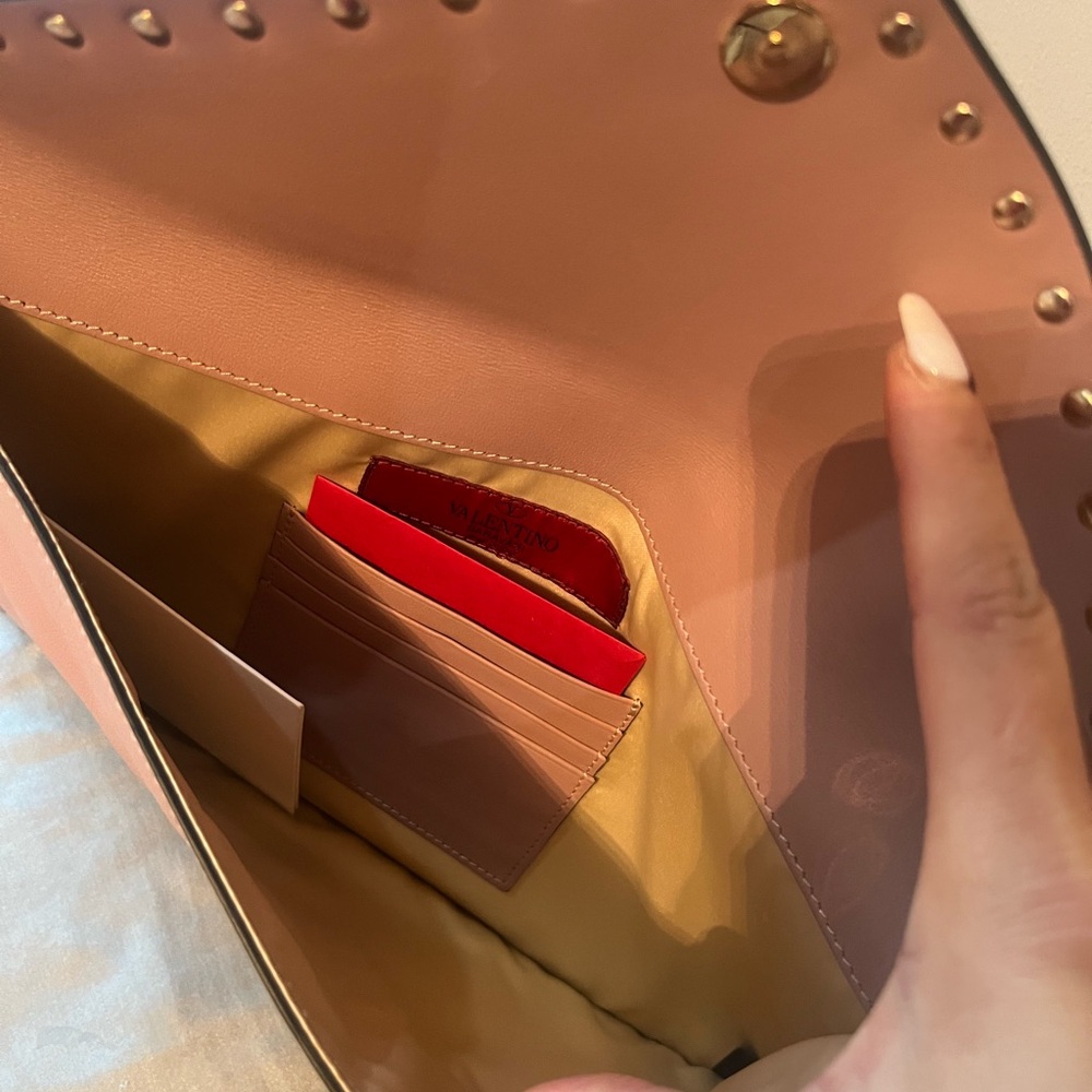 Like new ! VALENTINO ROCKSTUD envelope Clutch - Picture 3 of 6